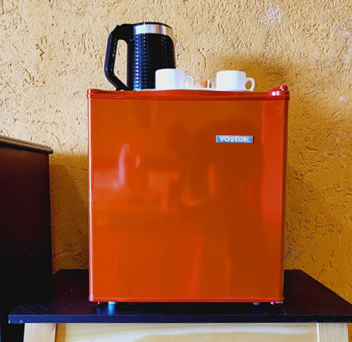 Frigobar y jarra eléctrica